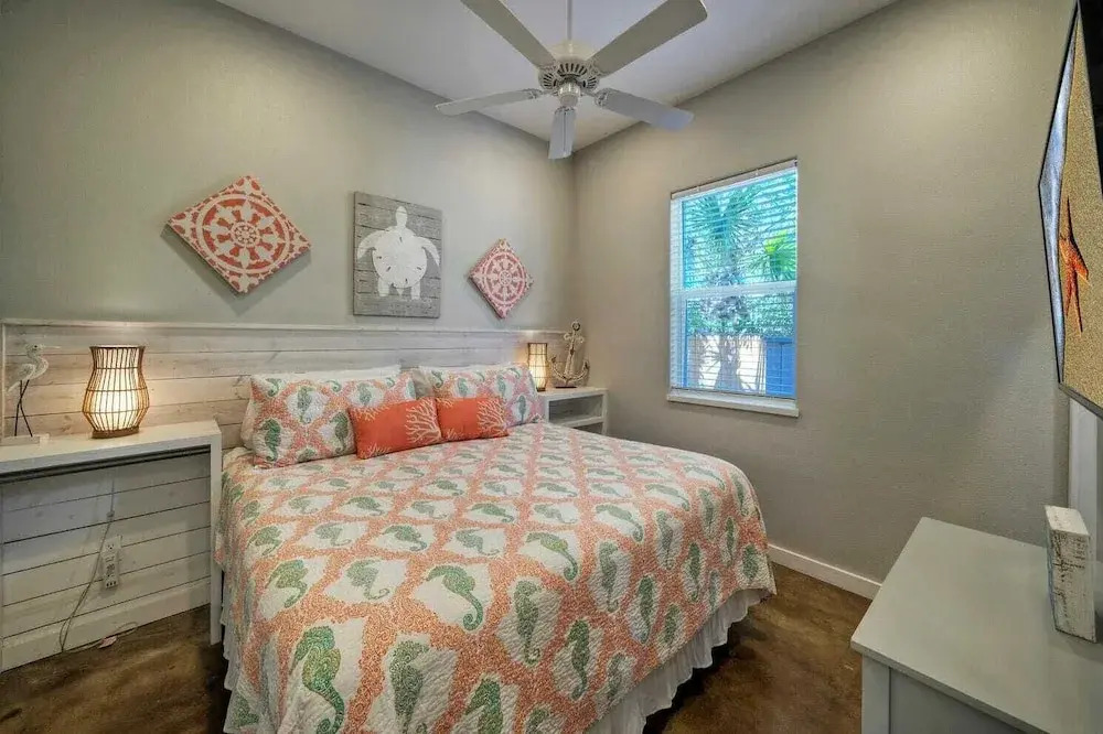 Sleeps 24, 2 Homes Pool, Backyard Tiki Bar, Fire Pit, Cornhole Walk to Beach
