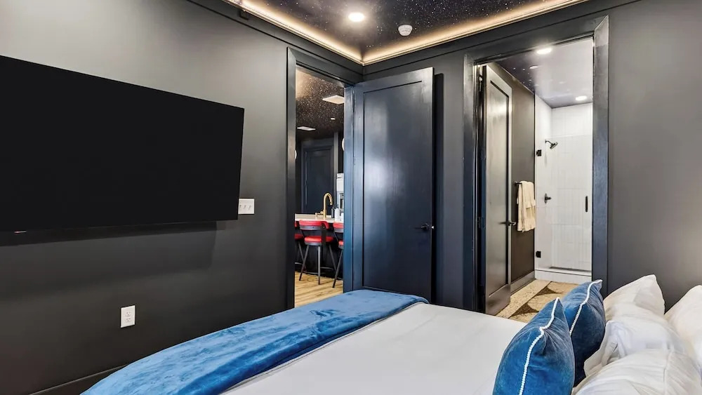 Cosmic Cowboy by Avantstay Design-forward Condo + Near Broadway, Coffee Shops and Breweries