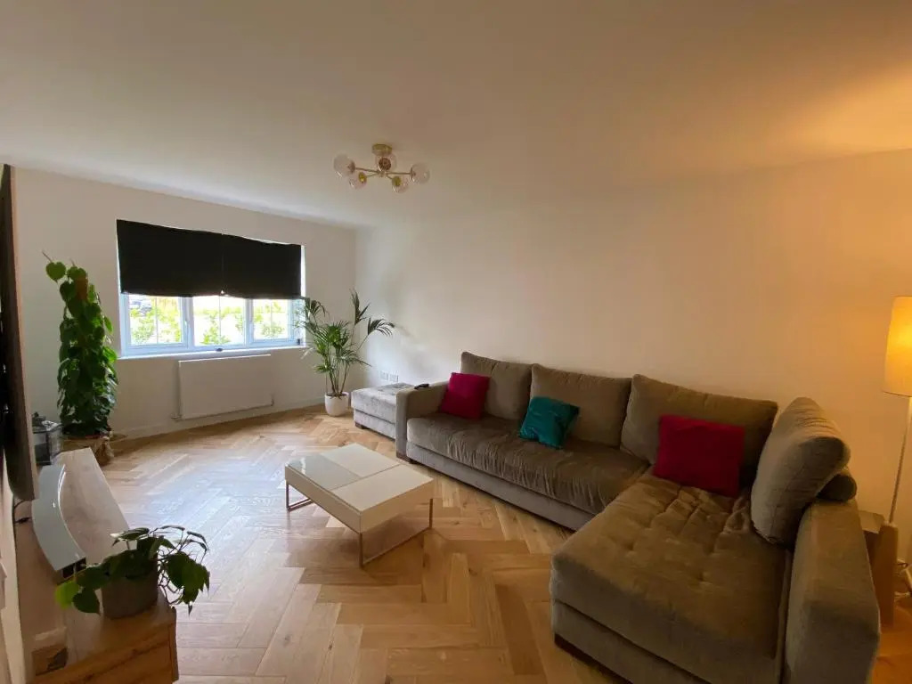 Luxury 4 bed detached 3 beds