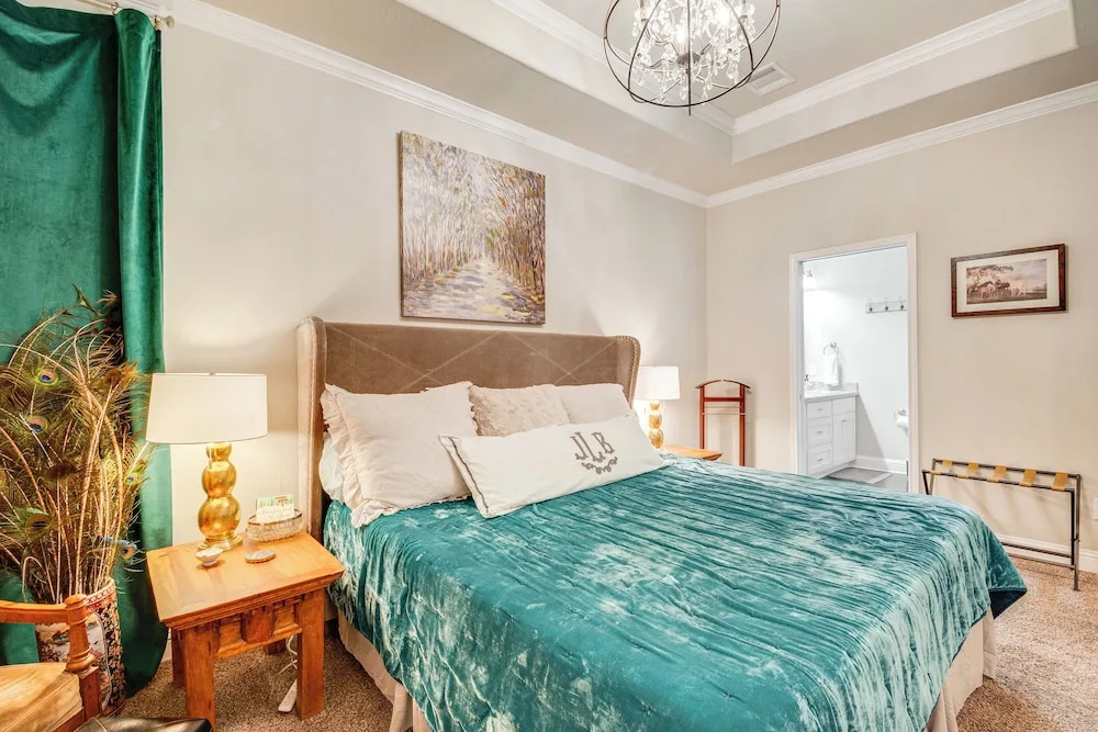 Gorgeous College Station Townhome w/ Patio!