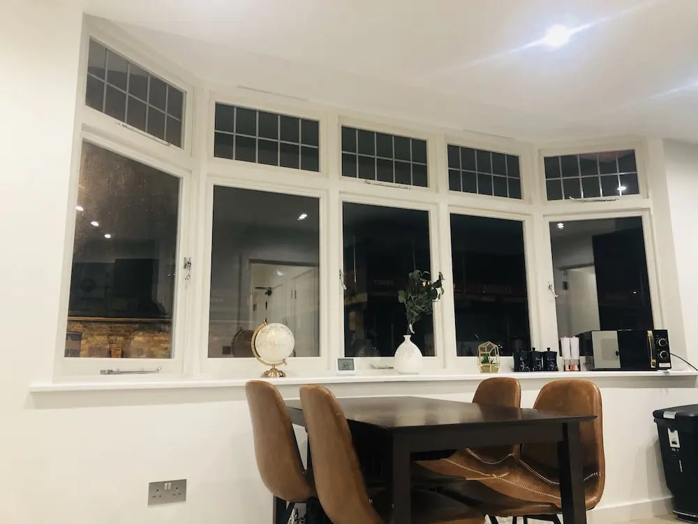 Perfect Holiday Escape - 1 and 2 Bedroom Deluxe Apartments at Liverpool Street