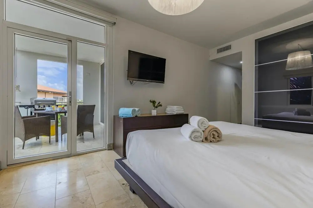 4BR 3BA w Pool Sleeps 10 200m From Eagle Beach