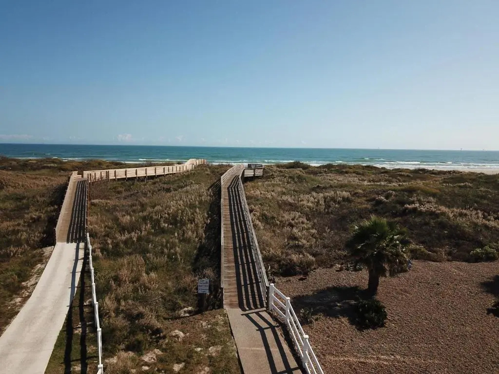 EC134 Newly Remodeled Ground Floor Condo, Boardwalk to Beach, Shared Pool and Grill