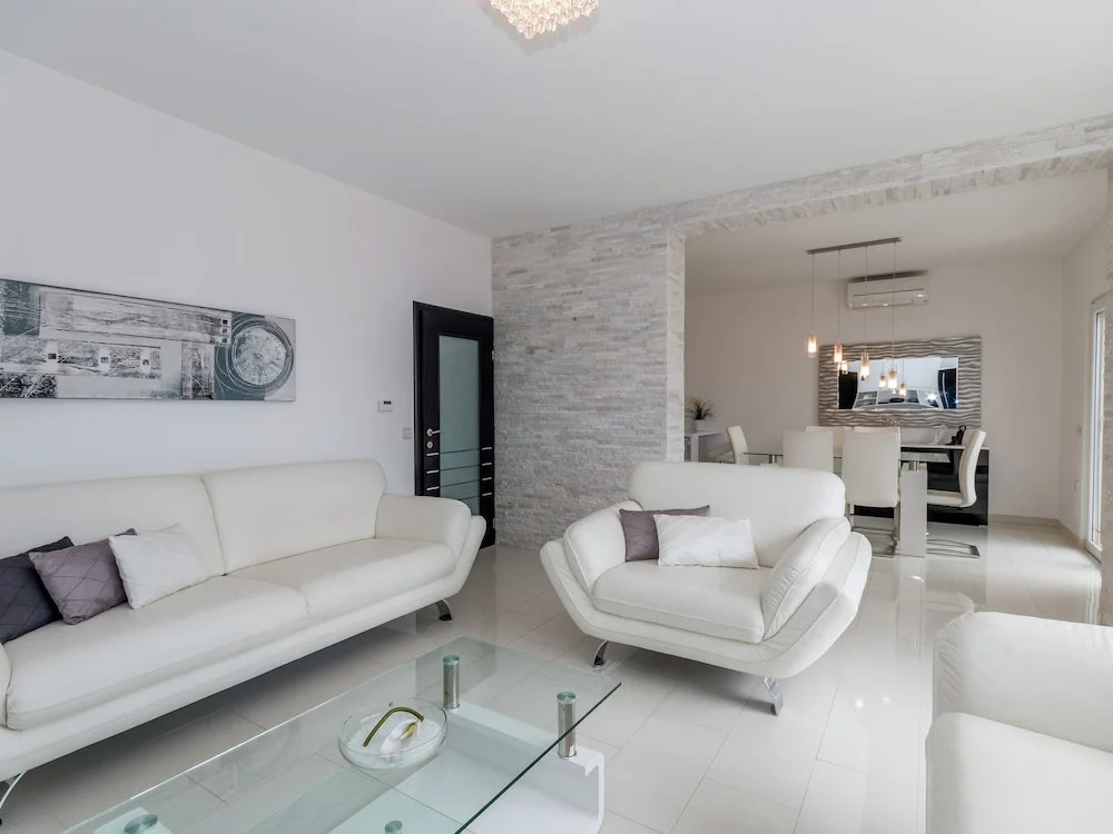 Beautiful Modern Apartment with Balcony And Stunning Sea View