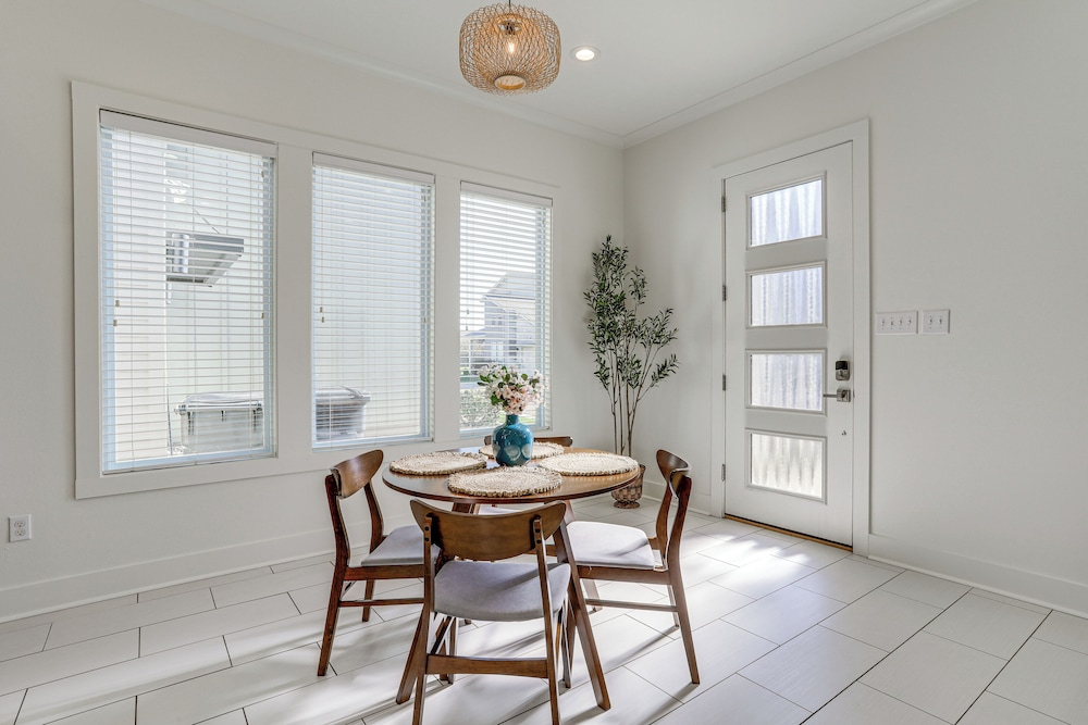 Modern 3BR Retreat - Near Bluebonnet & Hospitals