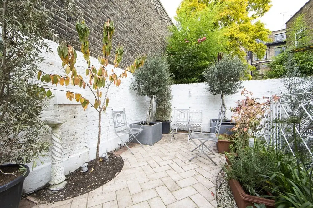 Beautiful and Spacious 2 Bed/2 Bath Property Just Moments From Earls Court