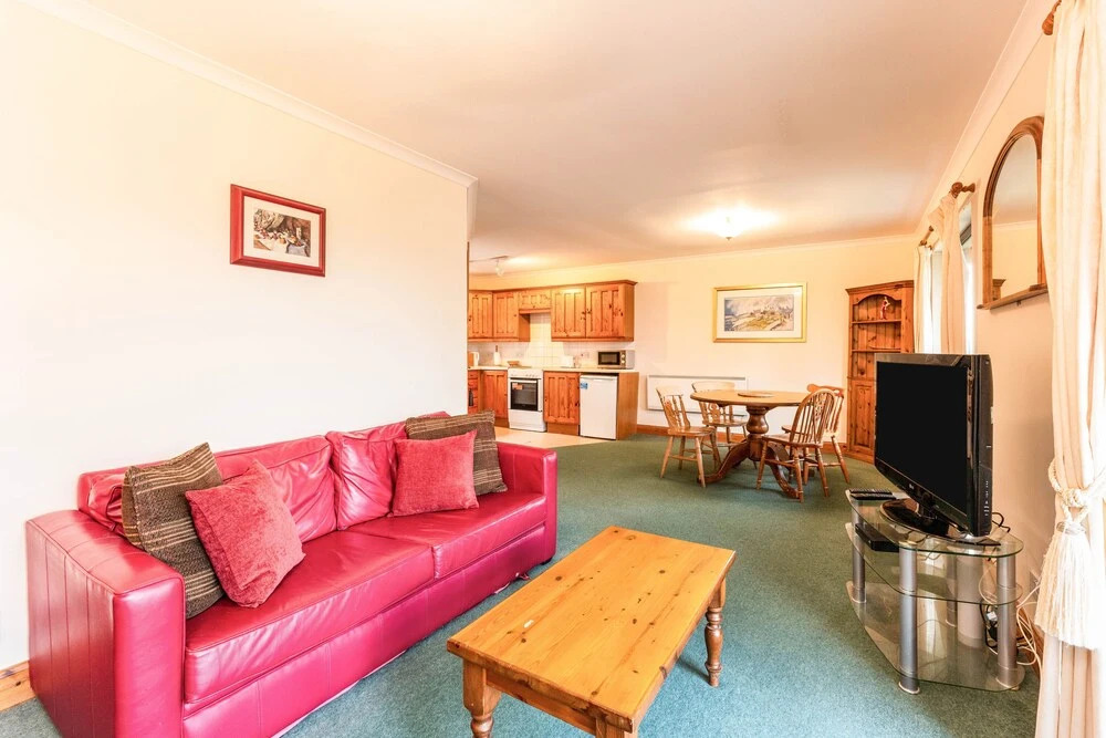 2 Bedroom Lodge With Hot Tub Sauna , Full Kitchen, Lounge, 2 Bathrooms