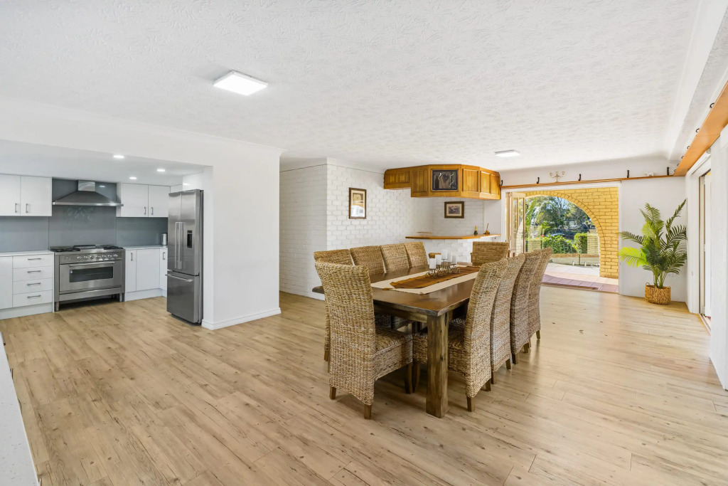 Waterfront Family Entertainer   5 Bedroom   Pool