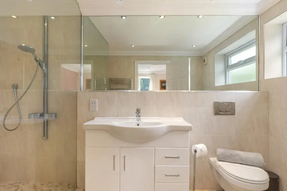 Sunningdale - Beach Side Cottage, Sea Views, Parking