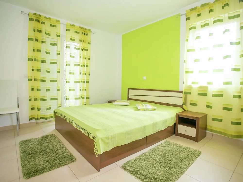 Nice Decorated one Bedroom Apartment With Balcony, Private Parking