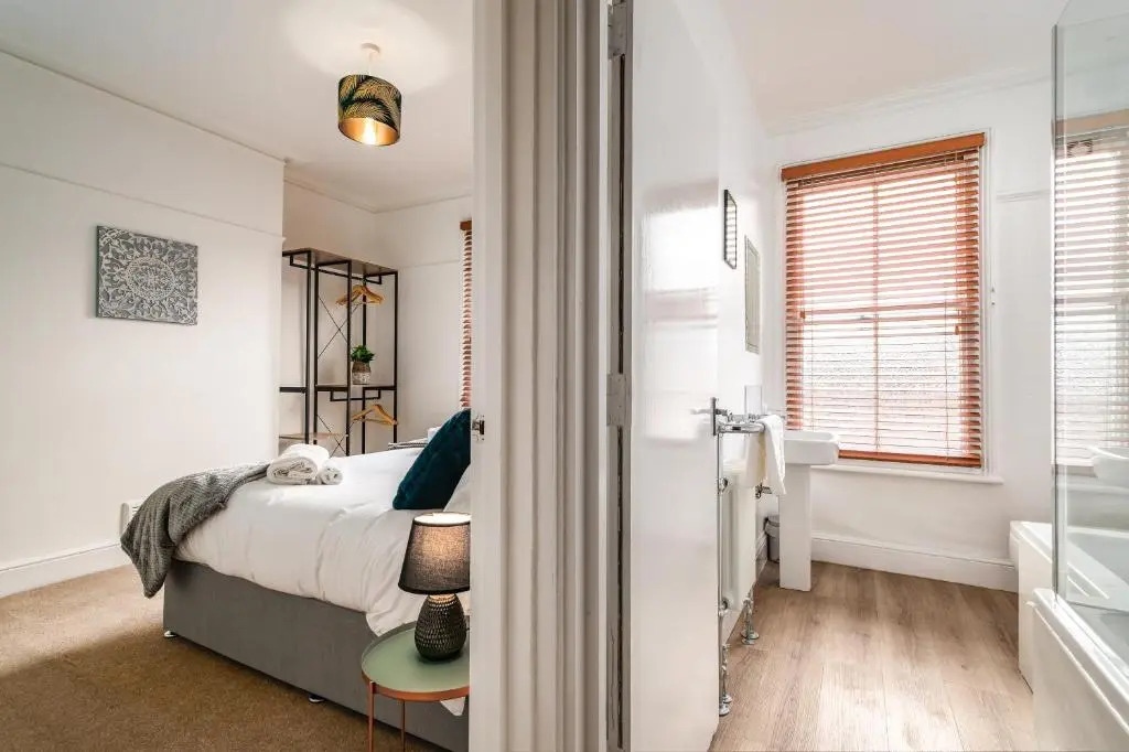 LARGE Town Centre Townhouse for Work and Leisure inc Private Parking by ComfyWorkers