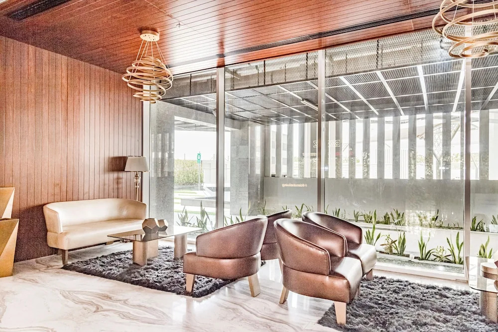 Waves - Chic Studio With Balcony Overlooking City Views