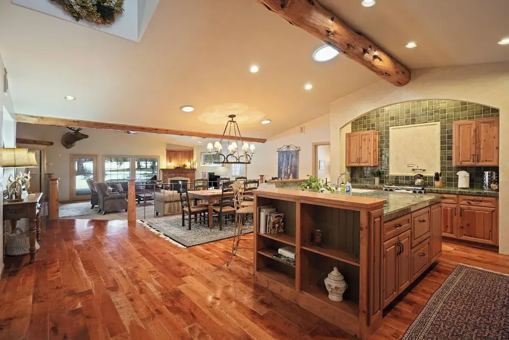 Hot Tub Home Near Golf and Sharc