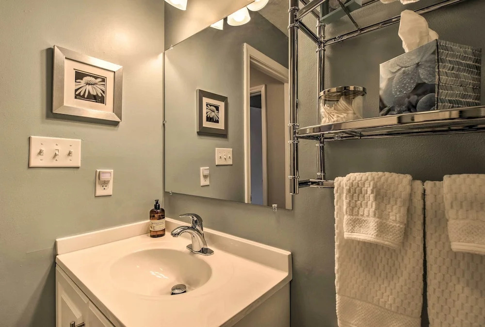 Condo w/ Sunroom, Near Downtown Hendersonville!
