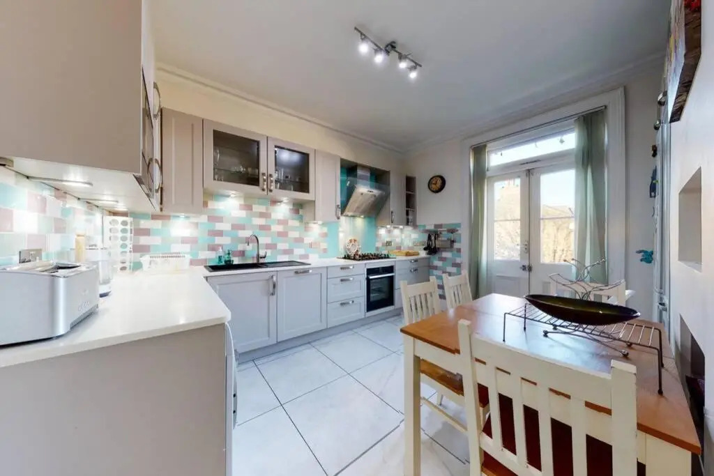 Superb 4 bed flat wgarden - 1 min to Queen's Park