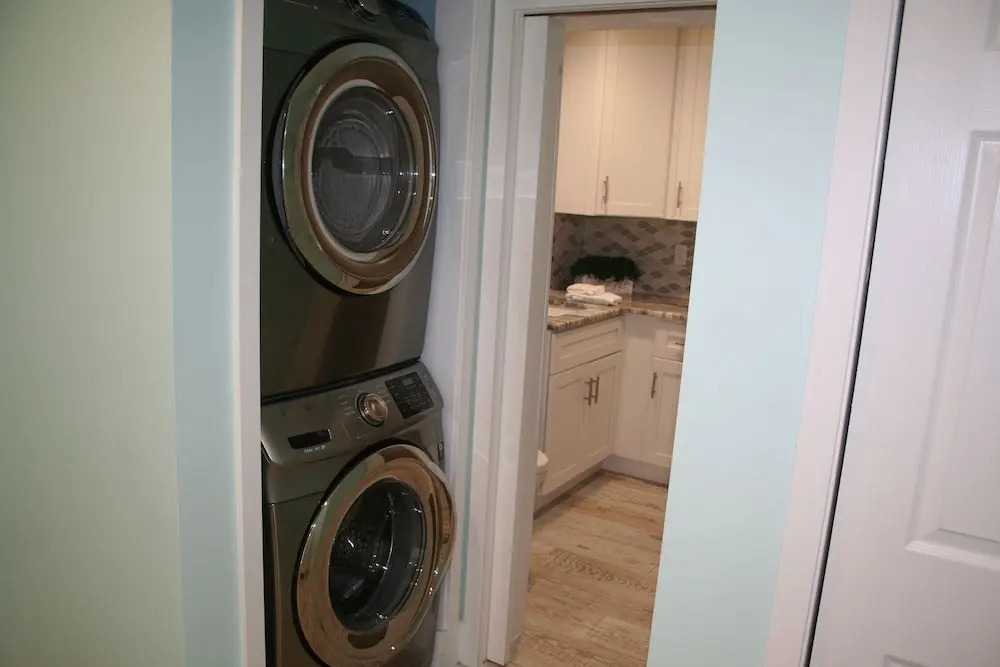 Hibiscus Hideaway - Beautiful 2 Bedroom Home- Private Pool