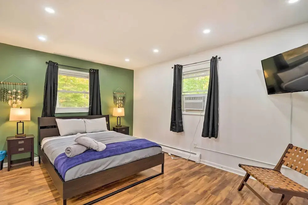 12 Mi to Camelback Ski Resort: Home w/ Decks!