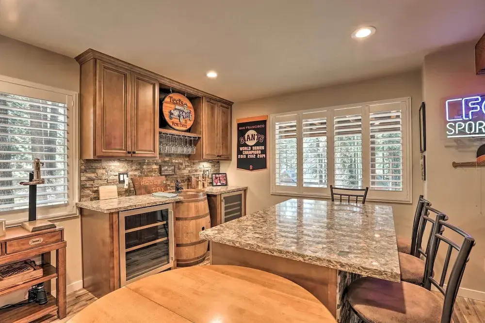 Close to Donner Lake & Skiing: Truckee Getaway