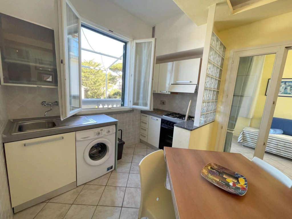 In villa on the sea, apartment on the 1°st floor,  with veranda and spacious sea view terrace. 5 bed-Villa Fiorella p. 1° monte