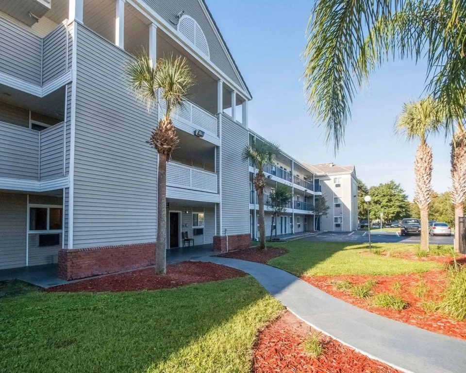 HomeTowne Studios by Red Roof Orlando South
