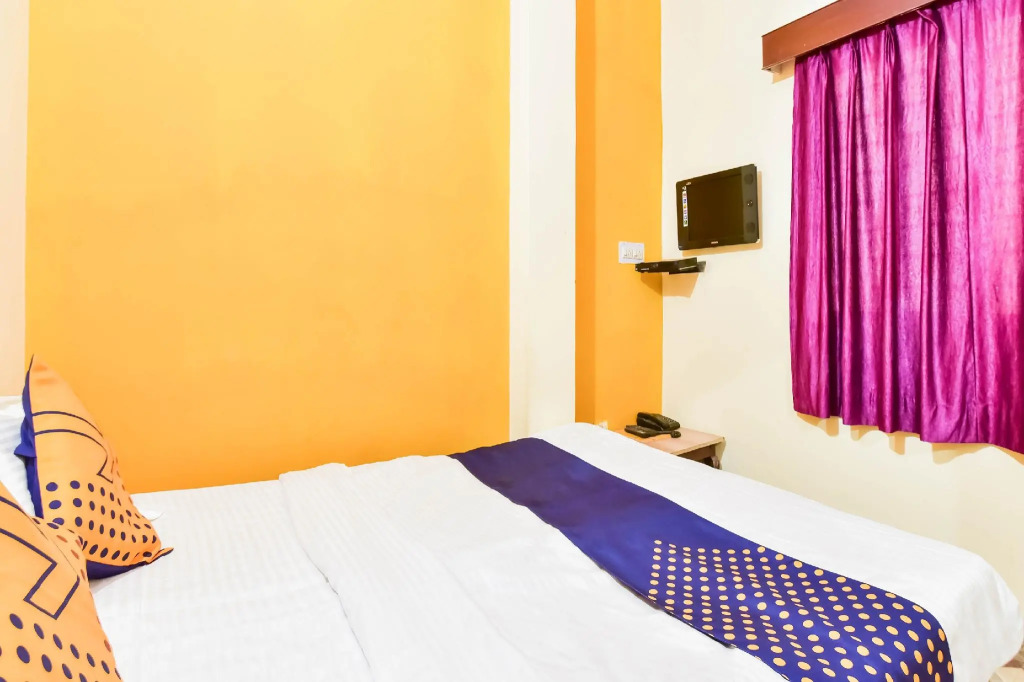 SPOT ON 76494 Hotel Radhe