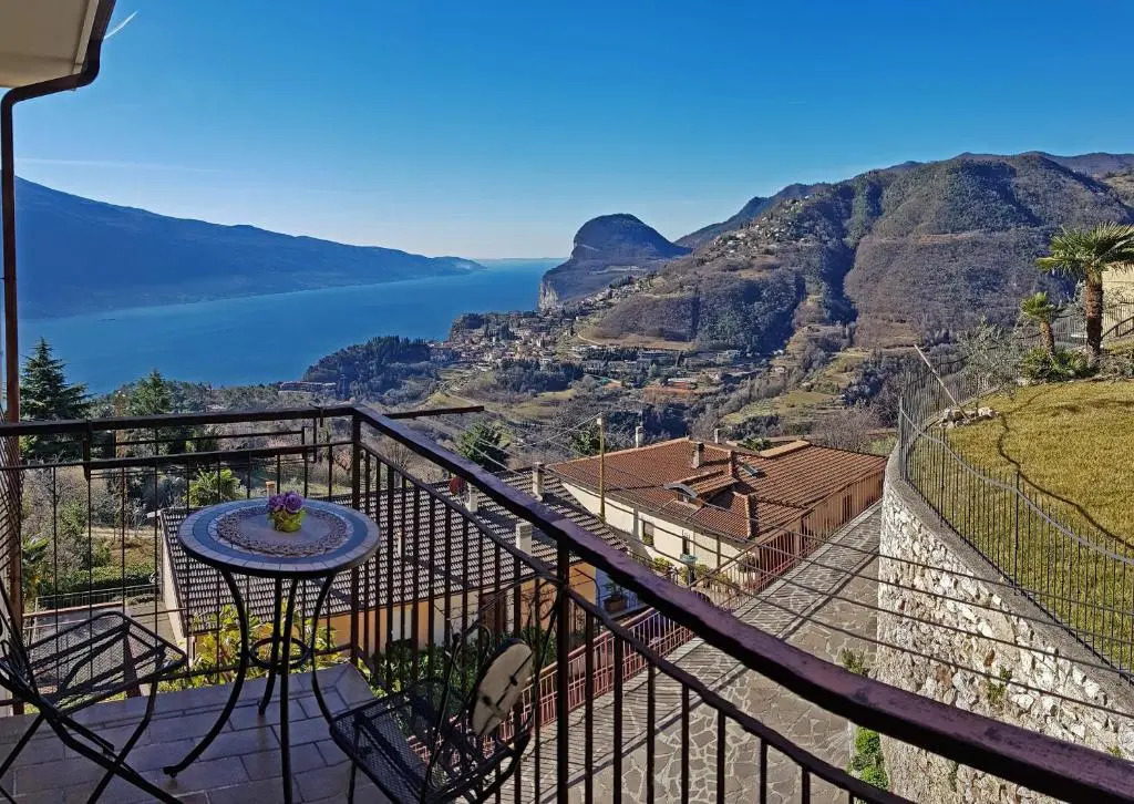 Casa Palanca Lake view apartment by Gardadomusmea