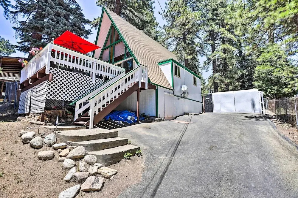 Running Springs A-frame w/ Deck & Mtn Views!
