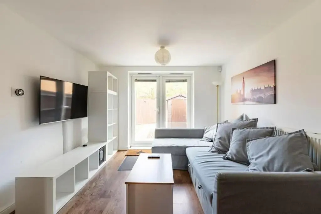 Modern & Stylish 2 Bedroom Apartment! - Ground Floor - FREE Parking for 2 Cars - Netflix - Disney Plus - Sky Sports - 1 Gigabit Internet Service - Newly decorated - Sleeps up to 4! - Close to Bournemouth Train Station