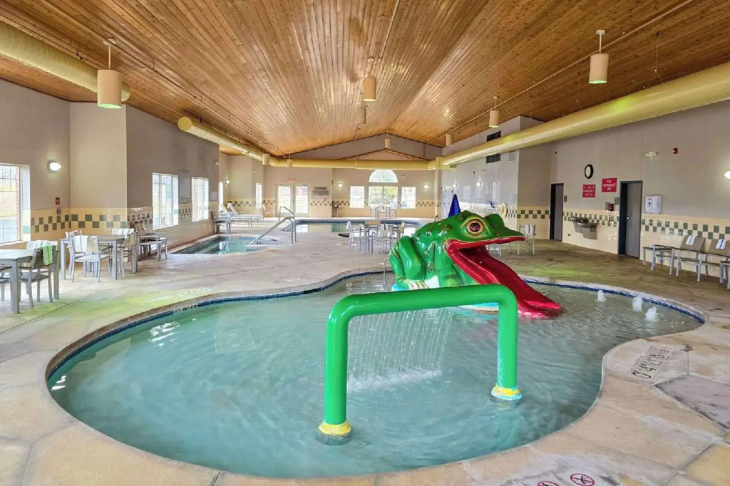 Country Inn & Suites by Radisson, Green Bay East, WI