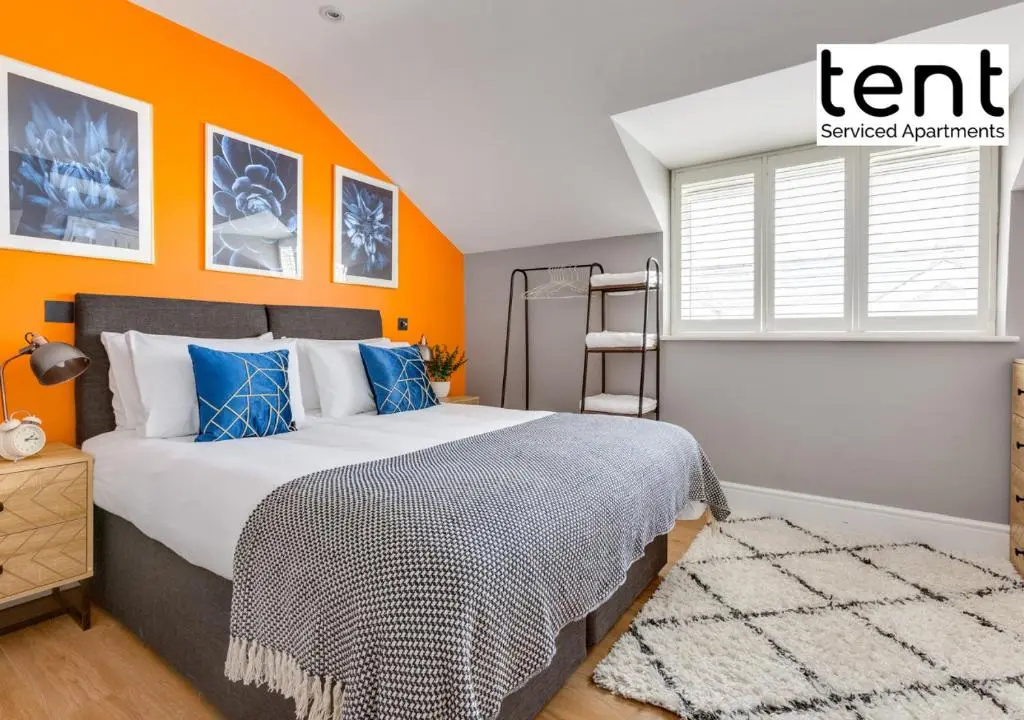 Chic & Central 1 Bedroom APT With Comfy king Bed & Parking by Tent Serviced Apartments Egham