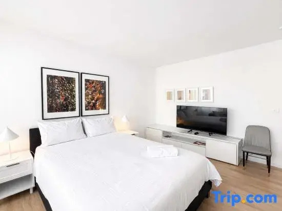 Brunswick 2B Living Near Sydney Rd w/ Free Parking