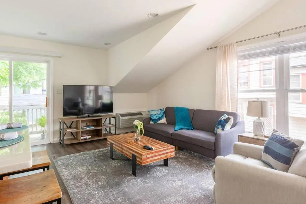 *Cozy Studio Carriage House- Minutes from Downtown