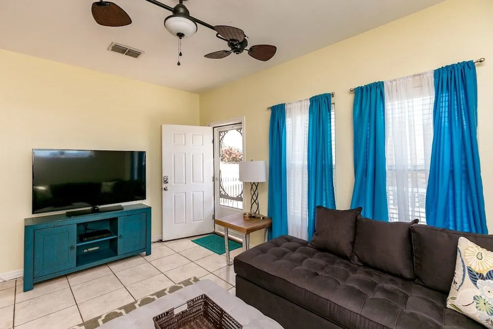 Intimate Resort 2 Blocks from Beach by RedAwning