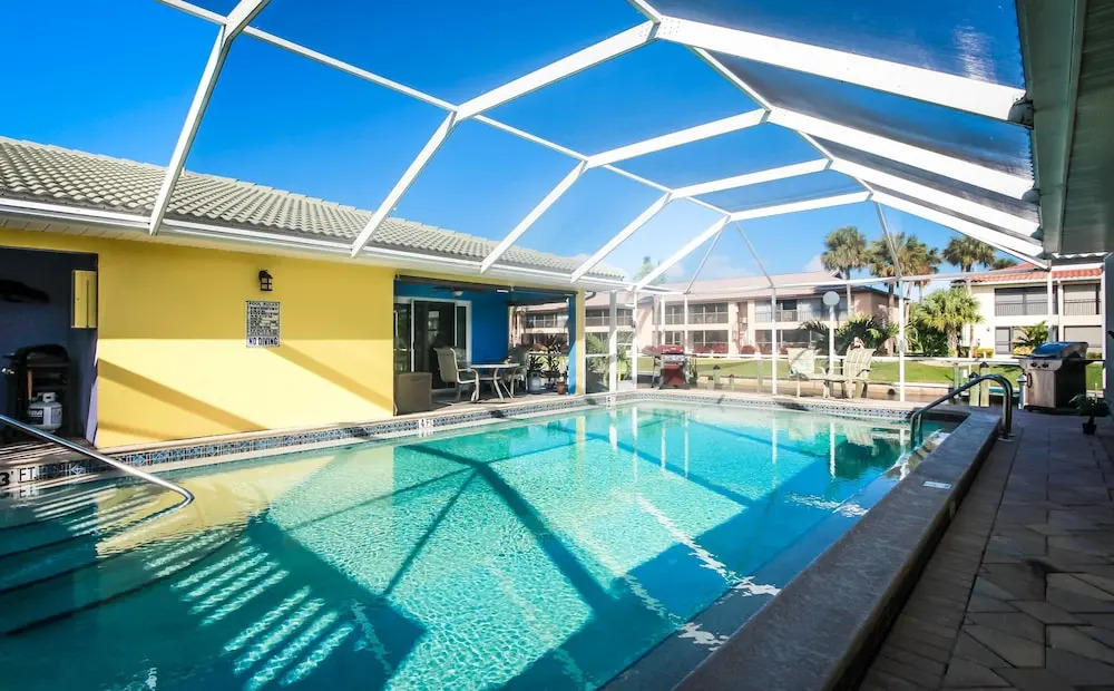 Seatuit Condominiums