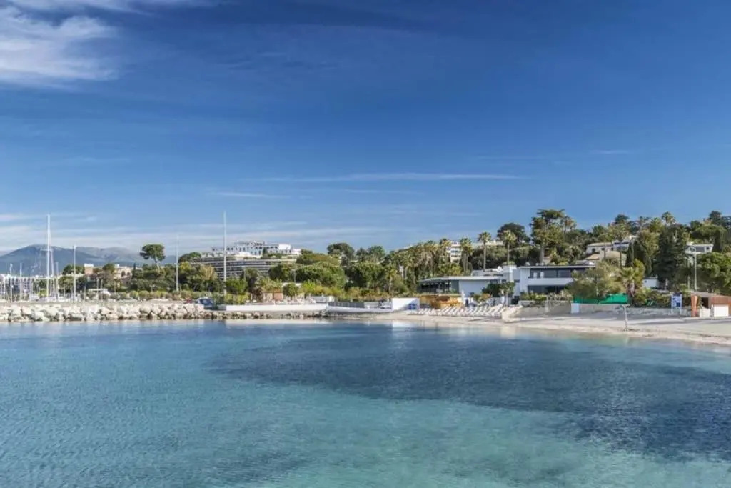 Cap d'Antibes 50m from the beach 3 bedrooms/Pool