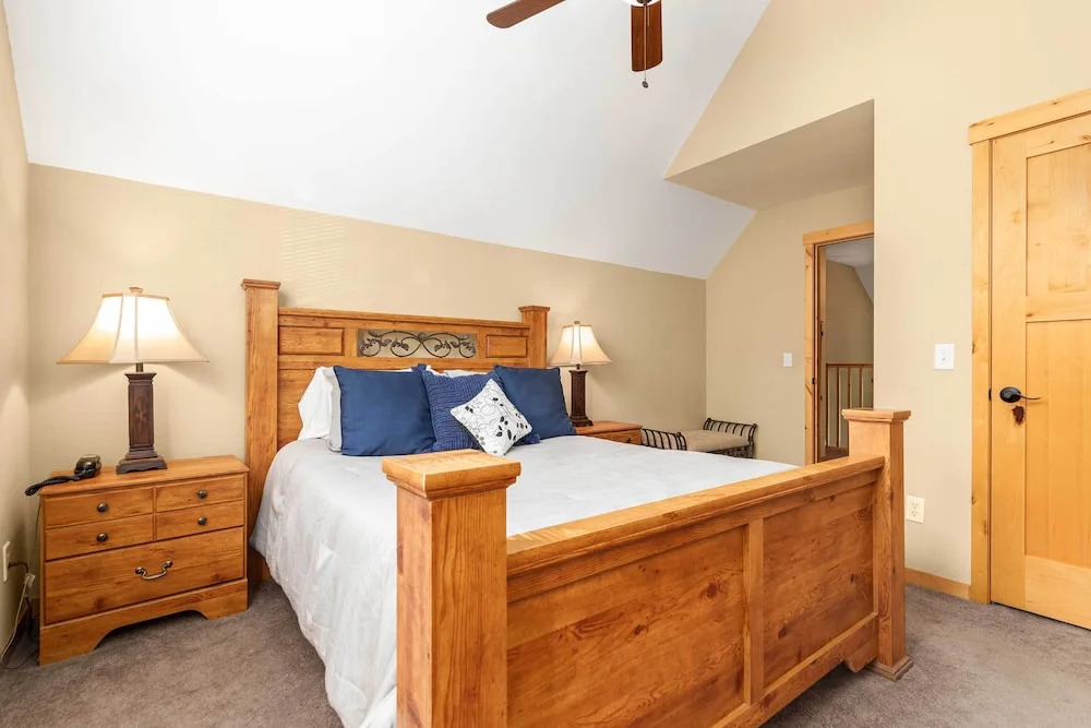 Gull Lake All-season Getaway w/ Private Deck