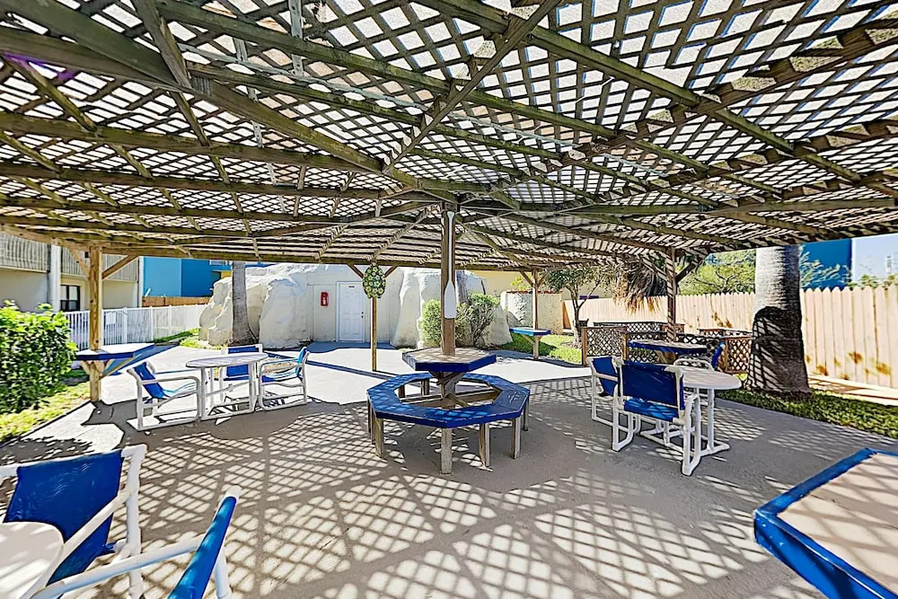 New Listing! All-suite - Pool, Walk To Waves 2 Bedroom Condo