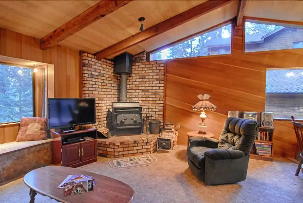 Cozy Cabin With Large Deck in Agate Bay! #149