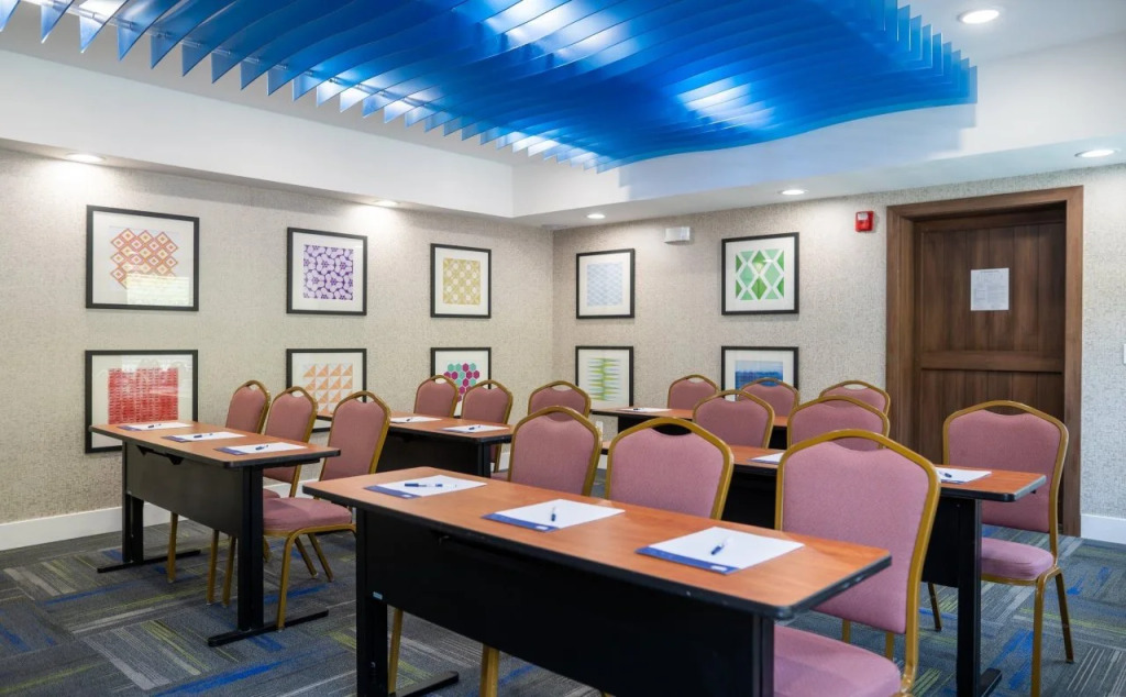 Holiday Inn Express & Suites - Lake Forest by IHG