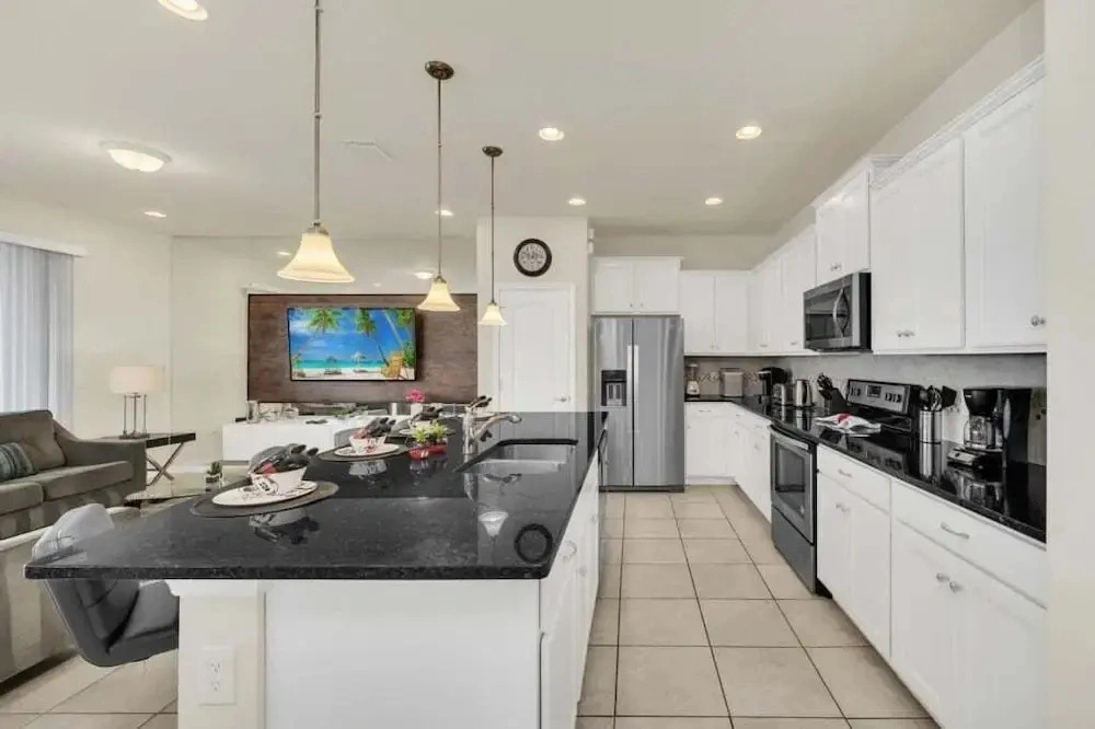 Lake View Serene & Peaceful Pool Home! 5 Bedroom Townhouse