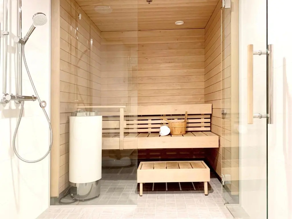 City Home Finland Big Luxury Suite - Spacious Suite with Own SAUNA, One Bedroom and Furnished Balcony next to Train Station