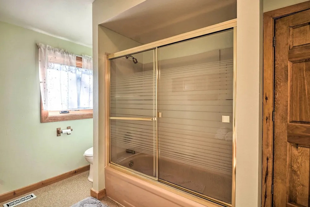 Cabin on Kenai Peninsula: Family & Group Friendly!