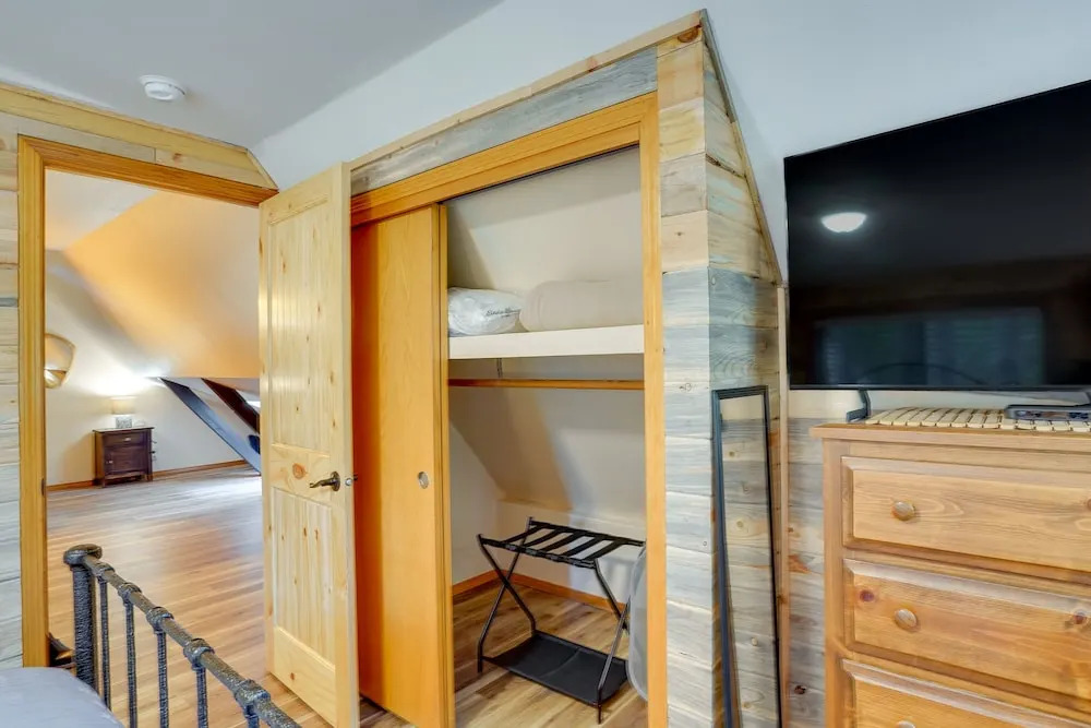 Waterfront Home w/ Hot Tub & Fire Pit in Sunriver!