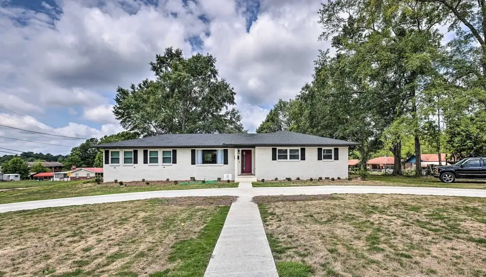 Modern, Colorful Home ~ 2 Mi to Tuskegee Uni