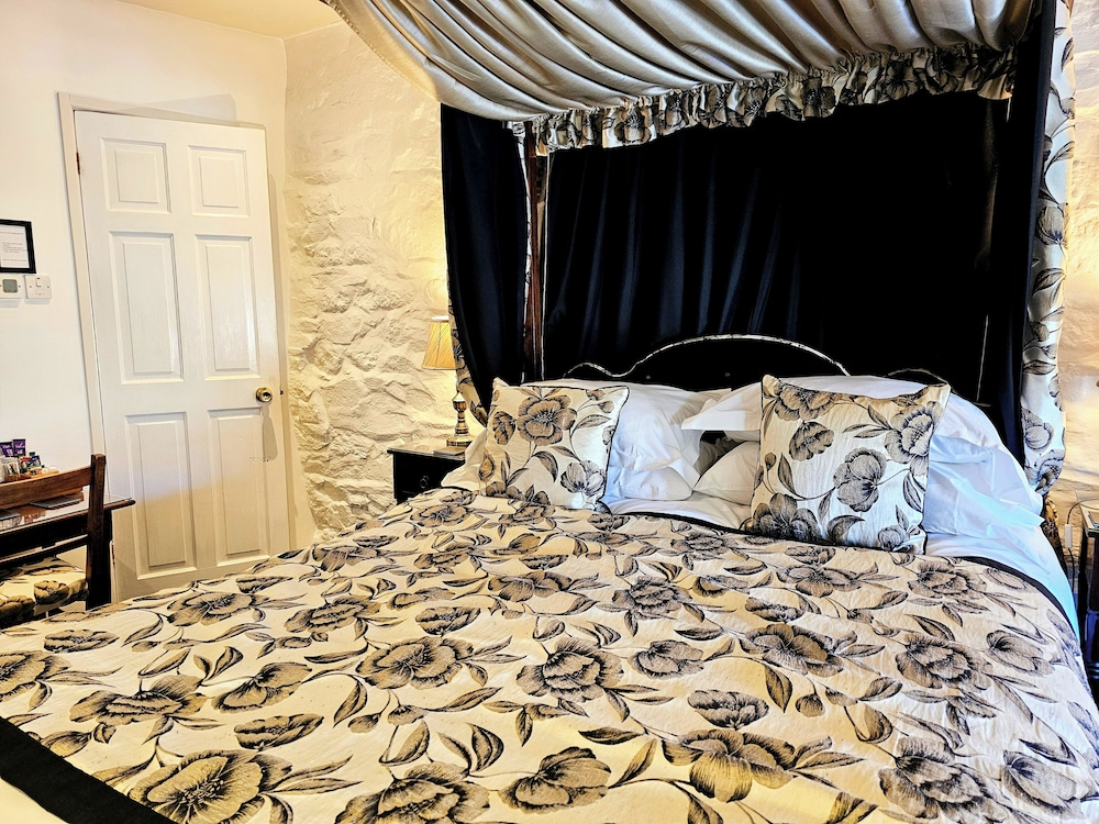 The Oxenham Arms Hotel Devon