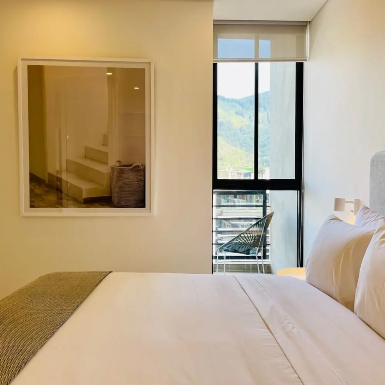 w Amazing 1BR With Balcony in Chico