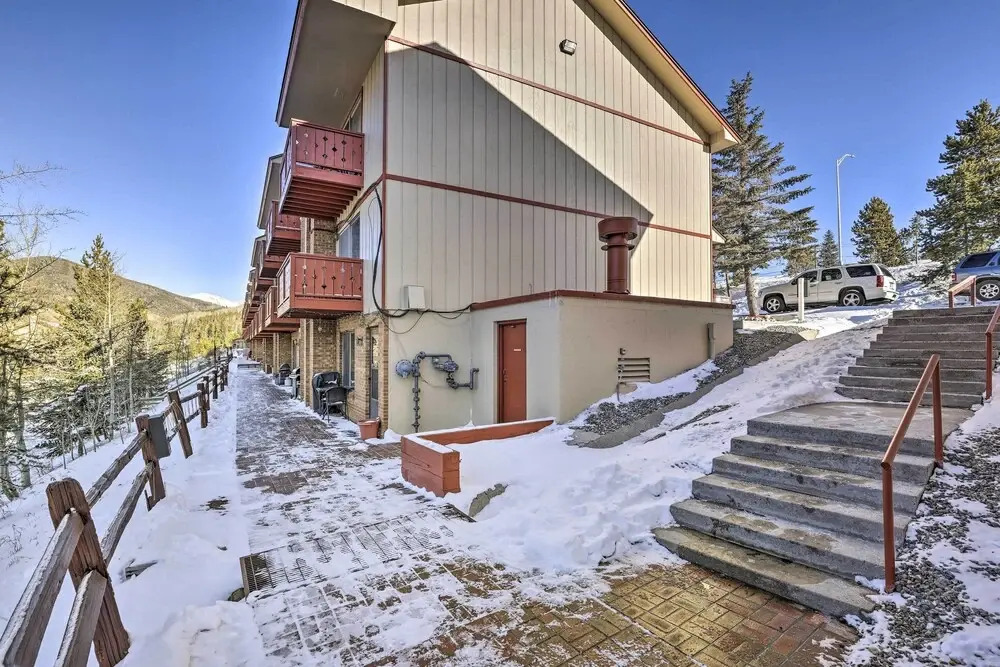 7 Mi to Keystone: Mtn-view Abode w/ Deck!
