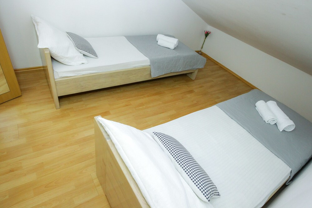 Lucky Luke Pool Apartments
