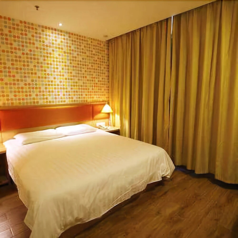 Home Inn Yangquan Peach West Street to the North is the International new City Shop