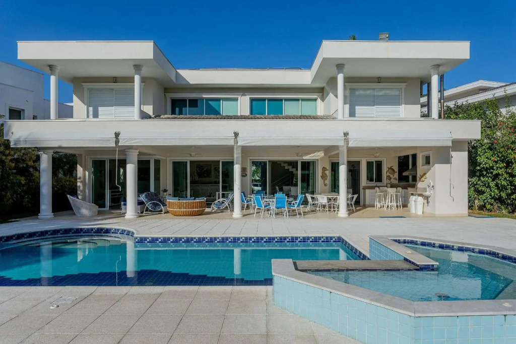 Casa alto padrão com piscina no condomínio Costa Verde da Tabatinga, próxima da praia